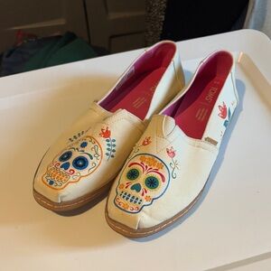 TOMS Beige Slip-Ons with Colorful Skull Art women’s size 9
